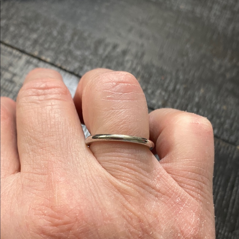 NWOT Size 7.5 Silver Tone Band Ring! - Picture 1 of 5